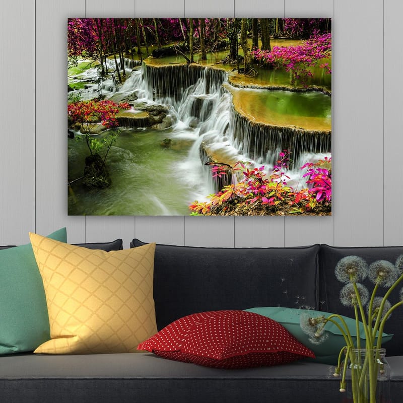 Canvastavla 70x100 cm - Vacker vattenfallsscen omgiven av färgglada blommor och grönskande träd - Grön / Rosa / Brun - Inredning & dekor - Tavlor & konst - Canvastavla