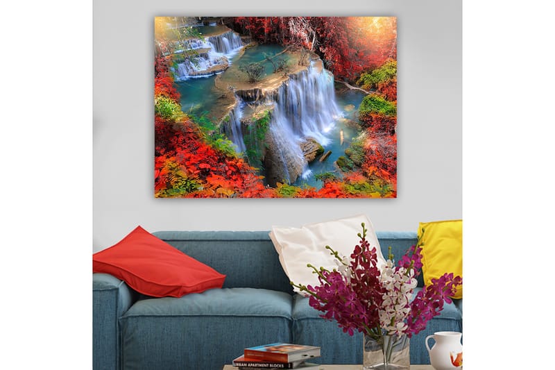 Canvastavla 70x100 cm - Vacker vattenfallsscen omgiven av färgglada höstlöv, Röd / Grön / Blå