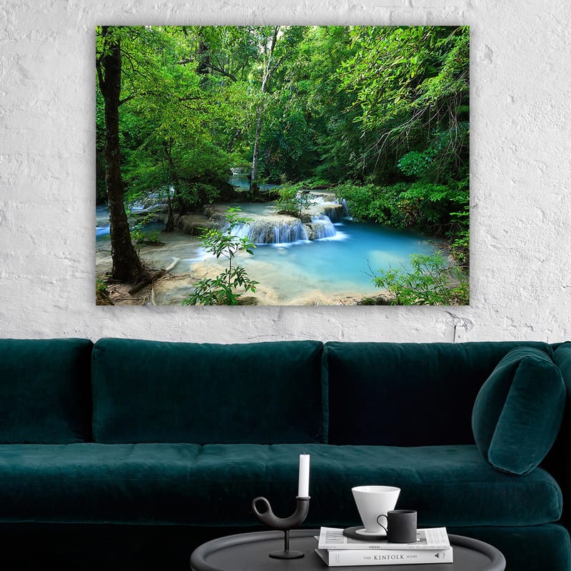 Canvastavla 70x100 cm - Vacker vattenfallsscen omgiven av frodig grönska - Grön / Blå / Beige - Inredning & dekor - Tavlor & konst - Canvastavla
