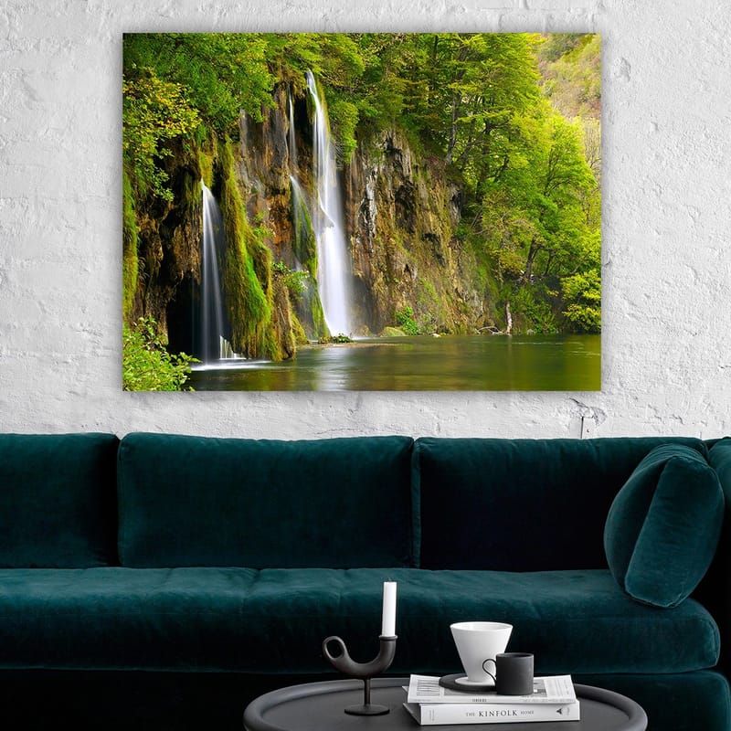 Canvastavla 70x100 cm - Vacker vattenfallsscen omgiven av frodig grönska - Grön / Brun / Vit - Inredning & dekor - Tavlor & konst - Canvastavla