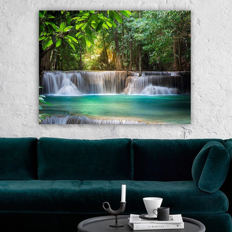 Canvastavla 70x100 cm - Vacker vattenfallsscen omgiven av frodig grönska - Grön / Turkos / Brun - Inredning & dekor - Tavlor & konst - Canvastavla