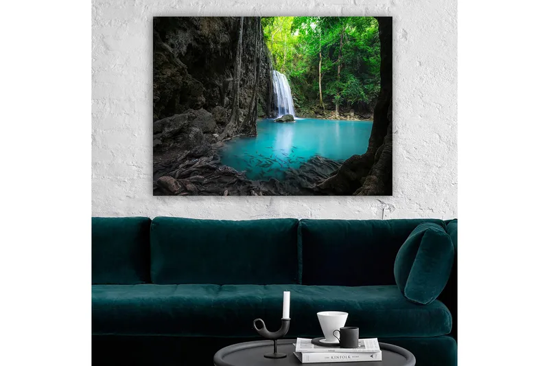 Canvastavla 70x100 cm - Vacker vattenfallsscen omgiven av frodig grönska och klart turkost vatten - Turkos / Grön / Grå - Inredning & dekor - Tavlor & konst - Canvastavla