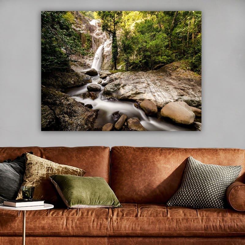 Canvastavla 70x100 cm - Vacker vattenfallsscen omgiven av frodig grönska och klippblock - Grön / Grå / Brun - Inredning & dekor - Tavlor & konst - Canvastavla