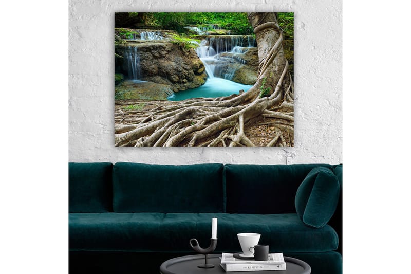 Canvastavla 70x100 cm - Vacker vattenfallsscen omgiven av frodig grönska och kraftiga trädstammar - Grön / Blå / Brun - Inredning & dekor - Tavlor & konst - Canvastavla
