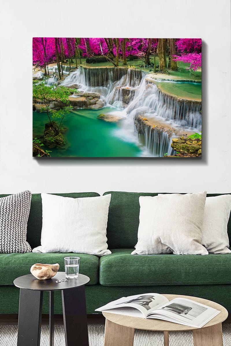 Canvastavla 70x100 cm - Vacker vattenfallsscen omgiven av frodig grönska och rosa blommor - Turkos / Rosa / Grön - Inredning & dekor - Tavlor & konst - Canvastavla