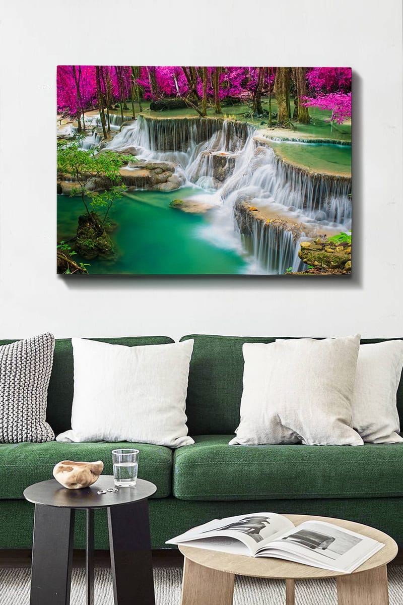Canvastavla 70x100 cm - Vacker vattenfallsscen omgiven av frodig grönska och rosa blommor - Turkos / Rosa / Grön - Inredning & dekor - Tavlor & konst - Canvastavla