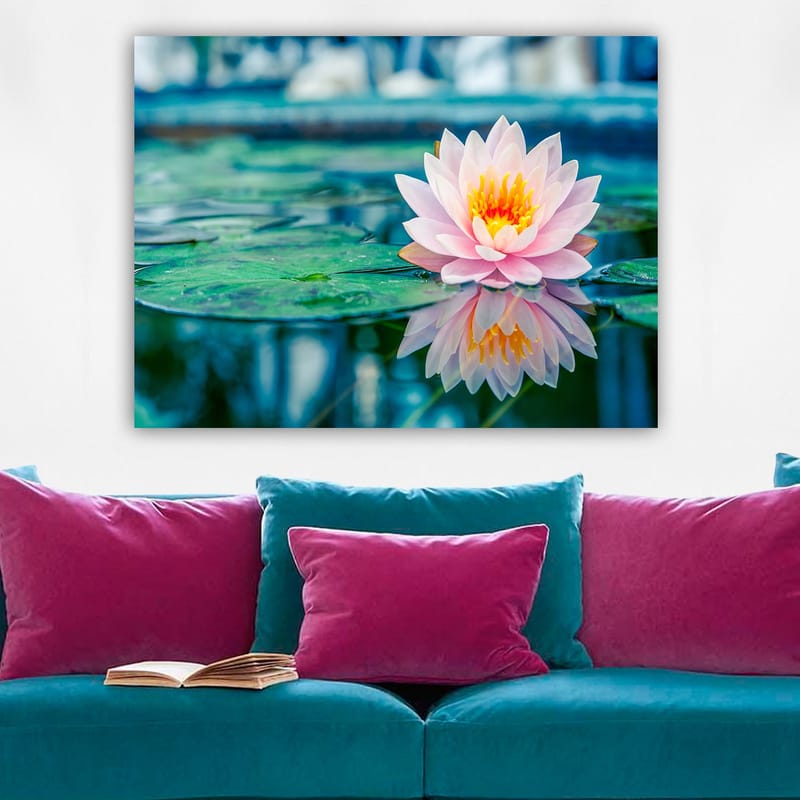 Canvastavla 70x100 cm - Vacker vattenlilja som flyter på en stilla sjö med gröna näckrosblad - Rosa / Grönt / Gult - Inredning & dekor - Tavlor & konst - Canvastavla