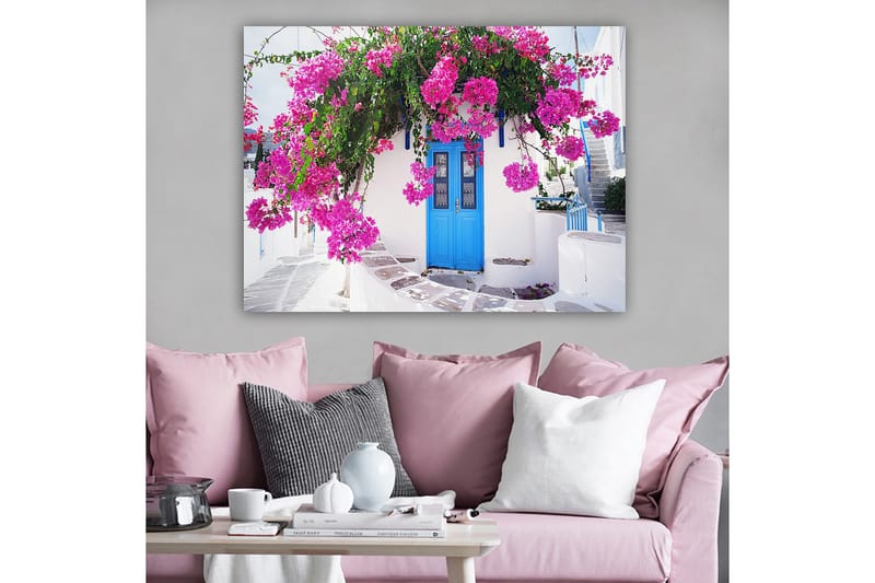 Canvastavla 70x100 cm - Vacker vit byggnad med en blå dörr omgiven av lila blommor - Lila / Blå / Grön - Inredning & dekor - Tavlor & konst - Canvastavla