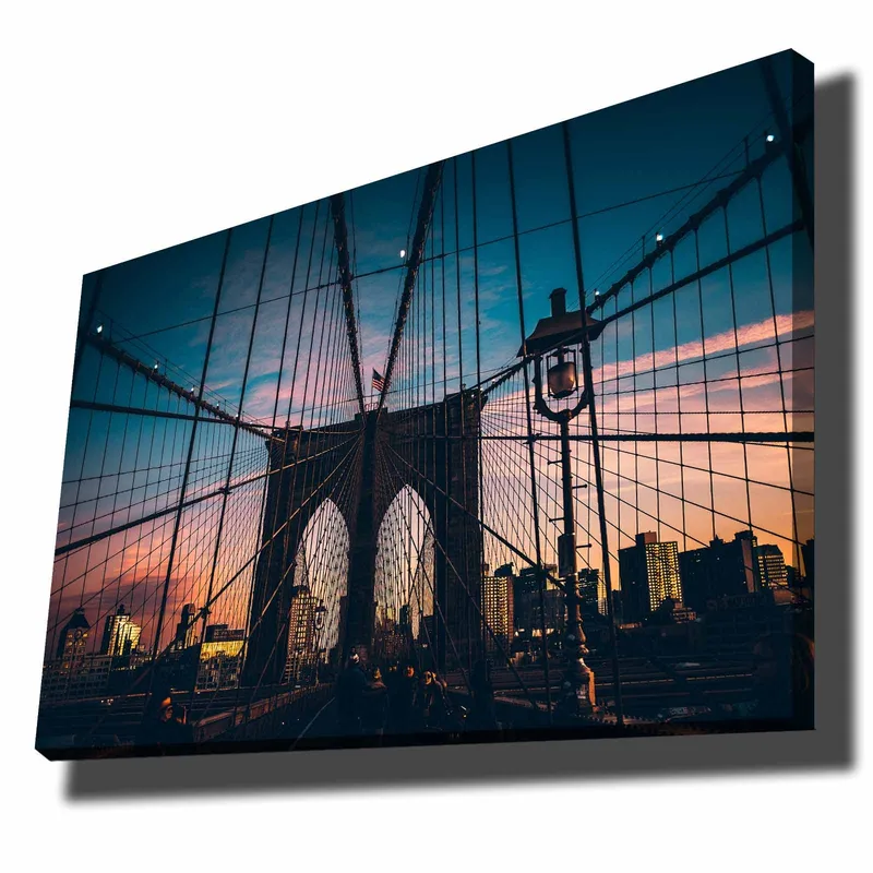 Canvastavla 70x100 cm - Vacker vy av Brooklyn Bridge med en dramatisk himmel i skymningen, Mörkblå / Rosa / Grå
