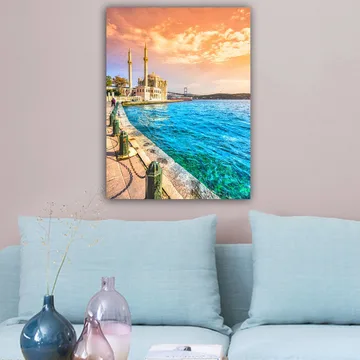Canvastavla 70x100 cm - Vacker vy av en moské vid vattnet med en bro i bakgrunden under en färgsprakande himmel - Blå / Orange / Beige - Inredning & dekor - Tavlor & konst - Canvastavla