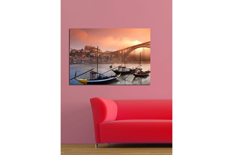 Canvastavla 70x100 cm - Vacker vy av floden med traditionella båtar och en majestätisk bro i bakgrunden, omgiven av färgglada hus - Orange / Blå / Gul - Inredning & dekor - Tavlor & konst - Canvastavla
