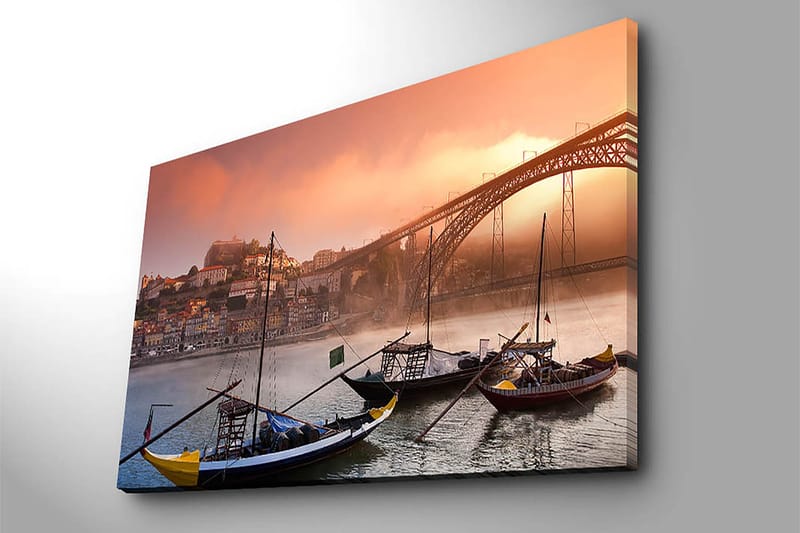 Canvastavla 70x100 cm - Vacker vy av floden med traditionella båtar och en majestätisk bro i bakgrunden, omgiven av färgglada hus - Orange / Blå / Gul - Inredning & dekor - Tavlor & konst - Canvastavla
