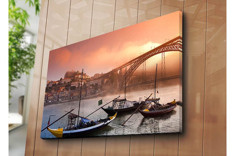 Canvastavla 70x100 cm - Vacker vy av floden med traditionella båtar och en majestätisk bro i bakgrunden, omgiven av färgglada hus - Orange / Blå / Gul - Inredning & dekor - Tavlor & konst - Canvastavla