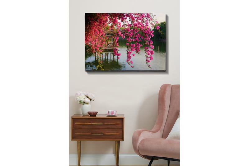 Canvastavla 70x100 cm - Vacker vy med blommande bougainvillea som hänger över en stilla sjö och en traditionell paviljong i bakgrunden - Rosa / Grön / Blågrå - Inredning & dekor - Tavlor & konst - Canvastavla