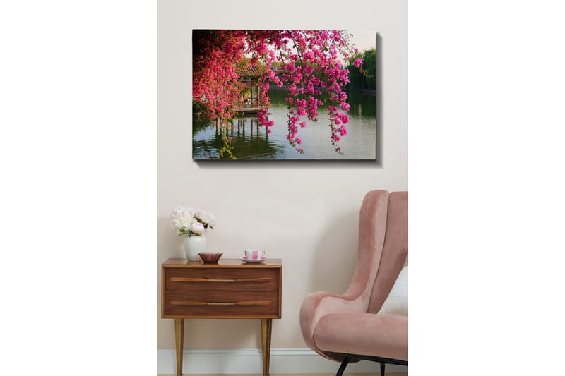 Canvastavla 70x100 cm - Vacker vy med blommande bougainvillea som hänger över en stilla sjö och en traditionell paviljong i bakgrunden - Rosa / Grön / Blågrå - Inredning & dekor - Tavlor & konst - Canvastavla