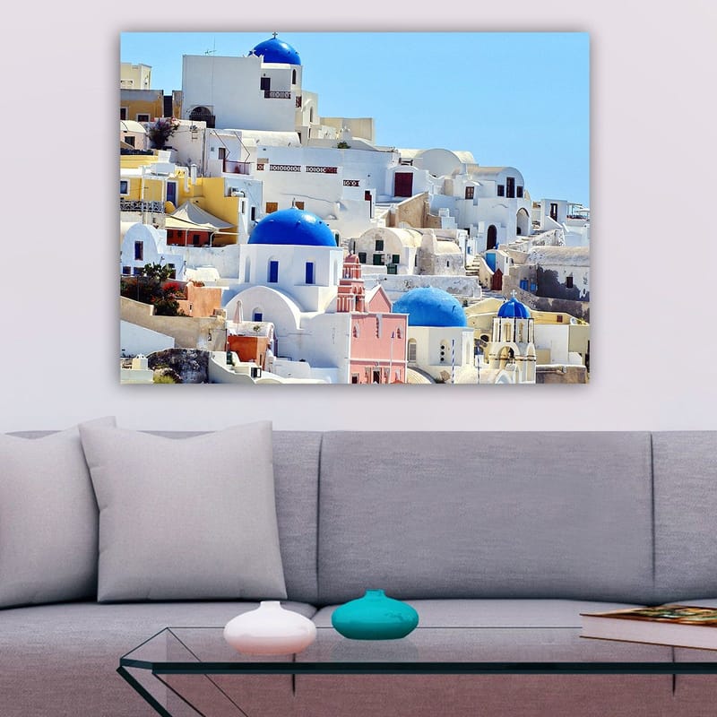Canvastavla 70x100 cm - Vacker vy över de karakteristiska vita husen och blå kupolerna i Santorini - Blå / Vit / Rosa - Inredning & dekor - Tavlor & konst - Canvastavla
