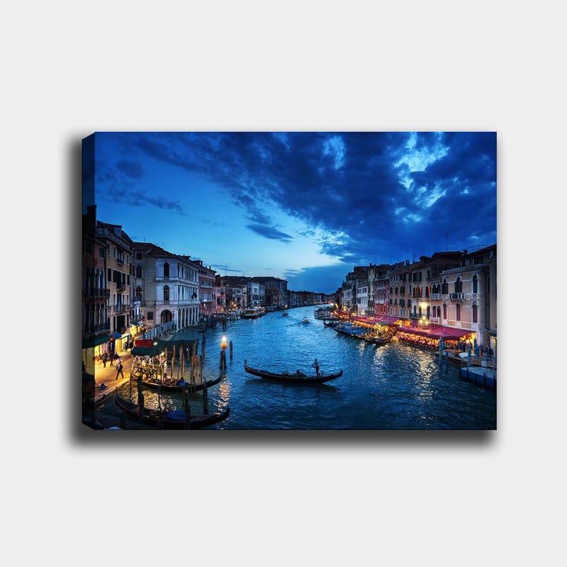 Canvastavla 70x100 cm - Vacker vy över en kanal i Venedig med gondoler och upplysta restauranger vid vattnet - Mörkblå / Ljusblå / Beige - Inredning & dekor - Tavlor & konst - Canvastavla