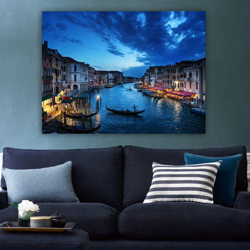 Canvastavla 70x100 cm - Vacker vy över en kanal i Venedig med gondoler och upplysta restauranger vid vattnet - Mörkblå / Ljusblå / Beige - Inredning & dekor - Tavlor & konst - Canvastavla