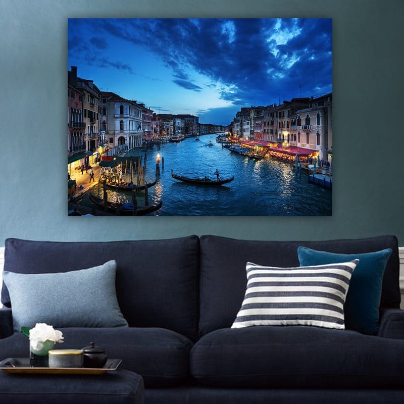 Canvastavla 70x100 cm - Vacker vy över en kanal i Venedig med gondoler och upplysta restauranger vid vattnet - Mörkblå / Ljusblå / Beige - Inredning & dekor - Tavlor & konst - Canvastavla