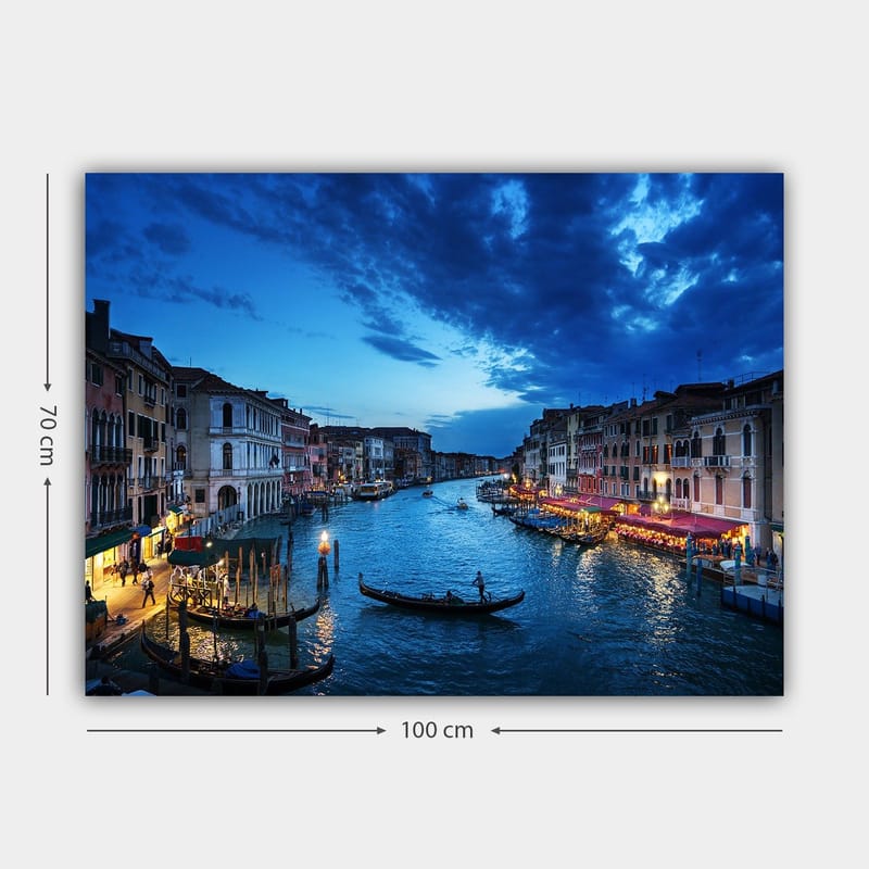 Canvastavla 70x100 cm - Vacker vy över en kanal i Venedig med gondoler och upplysta restauranger vid vattnet - Mörkblå / Ljusblå / Beige - Inredning & dekor - Tavlor & konst - Canvastavla