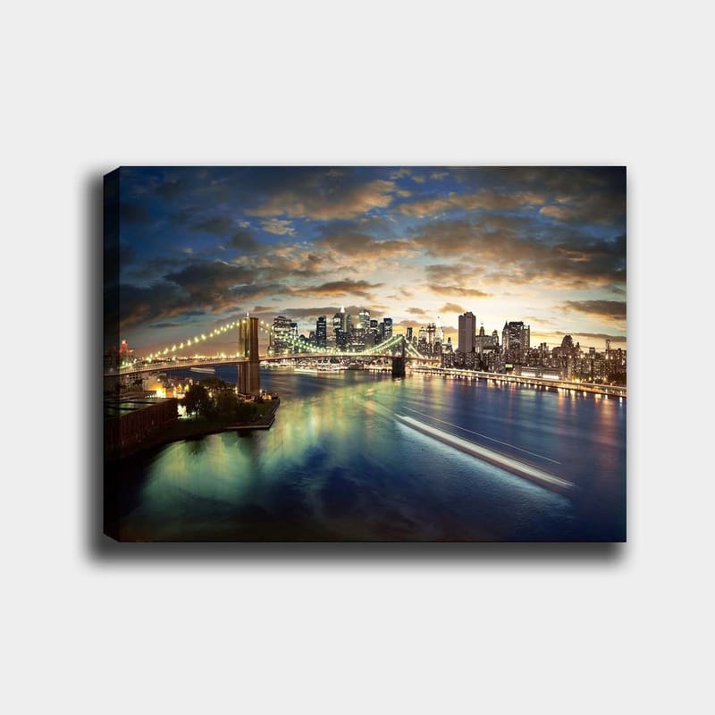 Canvastavla 70x100 cm - Vacker vy över en stad med en bro som sträcker sig över en glittrande flod vid skymning, Blå / Grön / Orange
