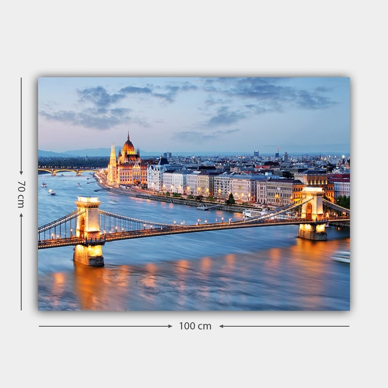 Canvastavla 70x100 cm - Vacker panoramavy över Budapest med fokus på kedjebron och det unika parlamentet vid floden Donau - Blå / Guld / Vit - Inredning & dekor - Tavlor & konst - Canvastavla