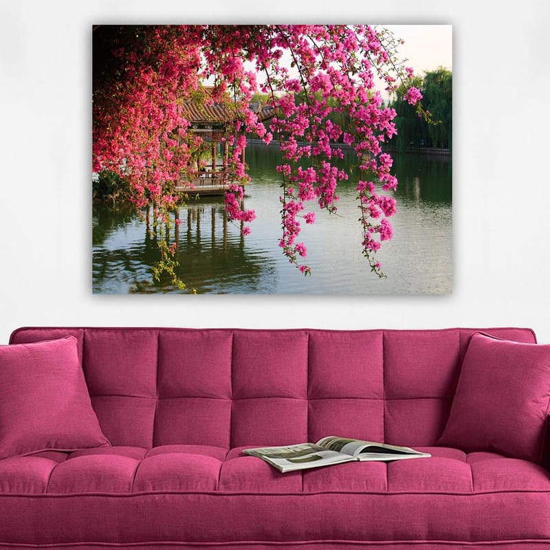 Canvastavla 70x100 cm - Vacker paviljong omgiven av blommande bougainvillea vid en stilla sjö - Rosa / Grön / Blå - Inredning & dekor - Tavlor & konst - Canvastavla