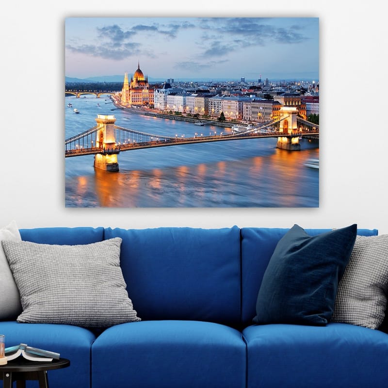 Canvastavla 70x100 cm - Vacker panoramavy över Budapest med fokus på kedjebron och det unika parlamentet vid floden Donau - Blå / Guld / Vit - Inredning & dekor - Tavlor & konst - Canvastavla