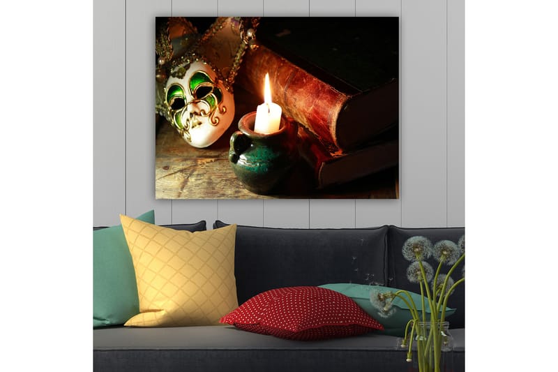 Canvastavla 70x100 cm - Venetiansk mask i fokus med en brinnande ljus och gamla böcker i bakgrunden - Grön / Brun / Vit - Inredning & dekor - Tavlor & konst - Canvastavla