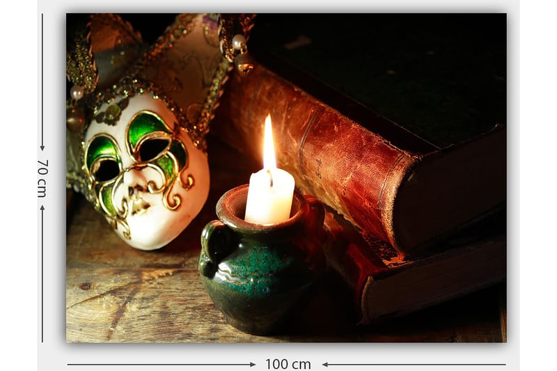 Canvastavla 70x100 cm - Venetiansk mask i fokus med en brinnande ljus och gamla böcker i bakgrunden - Grön / Brun / Vit - Inredning & dekor - Tavlor & konst - Canvastavla