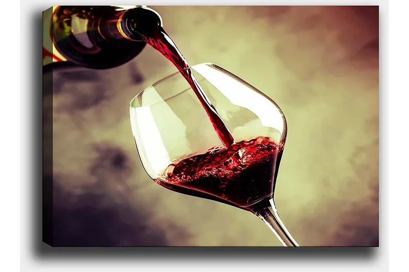 Canvastavla 70x100 cm - Vinflaska hälls i ett glas med rödvin som skapar en elegant och inbjudande atmosfär - Röd / Grön / Gul - Inredning & dekor - Tavlor & konst - Canvastavla