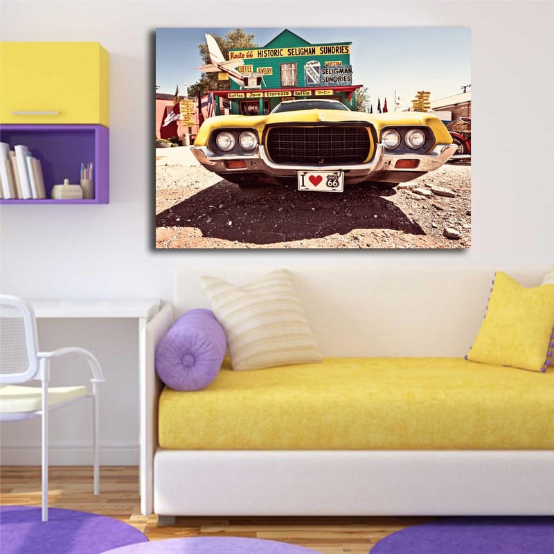 Canvastavla 70x100 cm - Vintage bil i gult framför en nostalgisk vägskylt längs Route 66 - Gult / Svart / Silver - Inredning & dekor - Tavlor & konst - Canvastavla