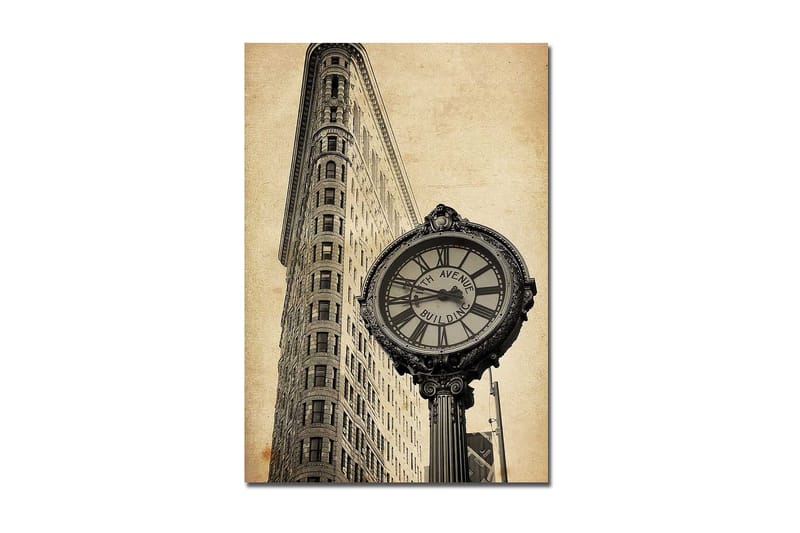 Canvastavla 70x100 cm - Vintage klocka vid foten av en ikonisk byggnad i New York - Svart / Grå / Beige - Inredning & dekor - Tavlor & konst - Canvastavla
