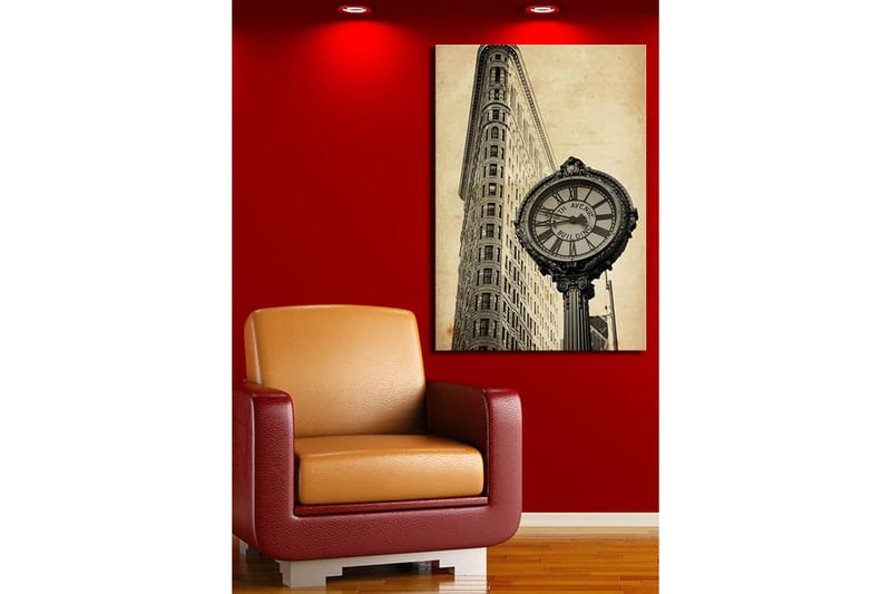 Canvastavla 70x100 cm - Vintage klocka vid foten av en ikonisk byggnad i New York - Svart / Grå / Beige - Inredning & dekor - Tavlor & konst - Canvastavla