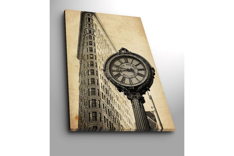 Canvastavla 70x100 cm - Vintage klocka vid foten av en ikonisk byggnad i New York - Svart / Grå / Beige - Inredning & dekor - Tavlor & konst - Canvastavla