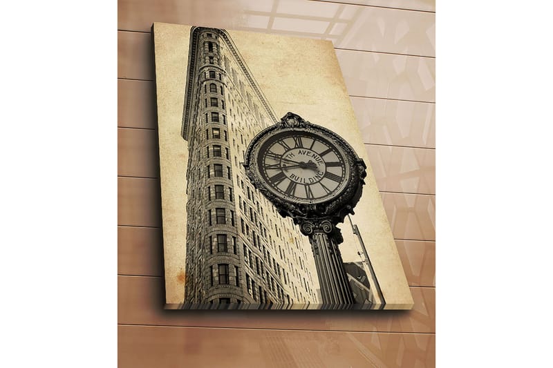 Canvastavla 70x100 cm - Vintage klocka vid foten av en ikonisk byggnad i New York - Svart / Grå / Beige - Inredning & dekor - Tavlor & konst - Canvastavla