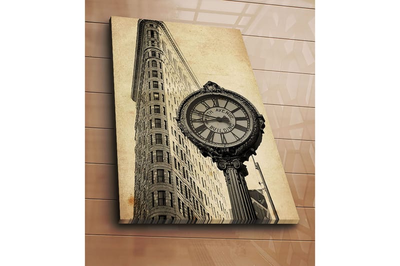 Canvastavla 70x100 cm - Vintage klocka vid foten av en ikonisk byggnad i New York - Svart / Grå / Beige - Inredning & dekor - Tavlor & konst - Canvastavla