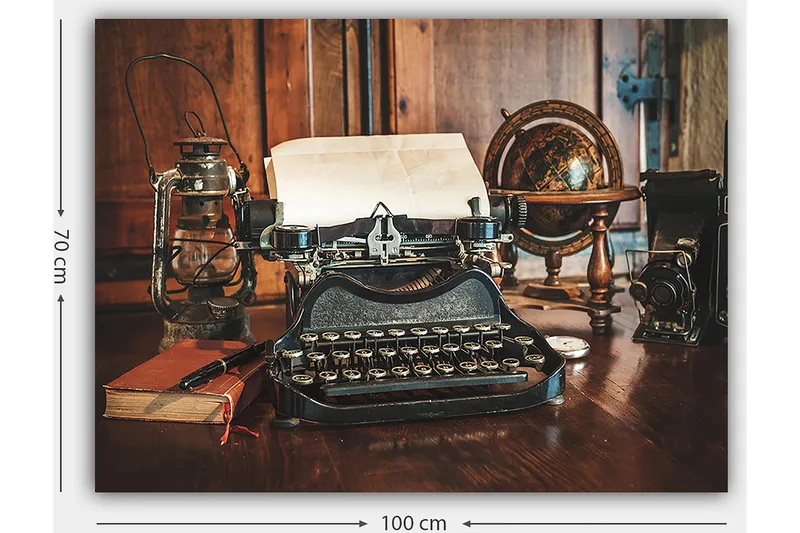 Canvastavla 70x100 cm - Vintage skrivmaskin med papper och en gammal glob på ett träbord - Svart / Brunt / Vitt - Inredning & dekor - Tavlor & konst - Canvastavla