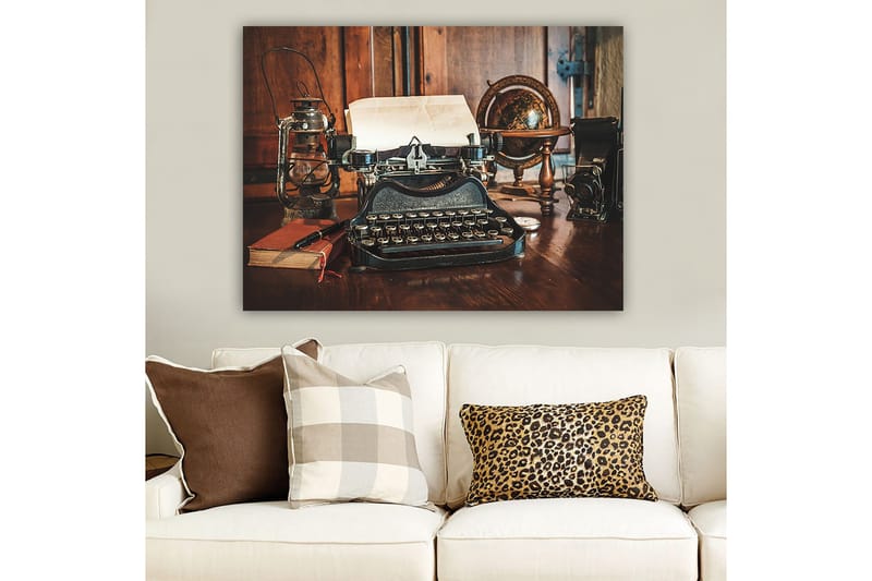 Canvastavla 70x100 cm - Vintage skrivmaskin med papper och en gammal glob på ett träbord - Svart / Brunt / Vitt - Inredning & dekor - Tavlor & konst - Canvastavla