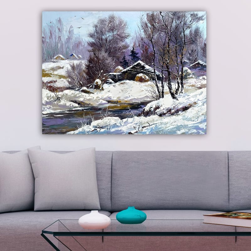 Canvastavla 70x100 cm - Vinterlandskap med snöklädda träd och en gammal stuga vid en stilla bäck - Vit / Ljusblå / Mörklila - Inredning & dekor - Tavlor & konst - Canvastavla