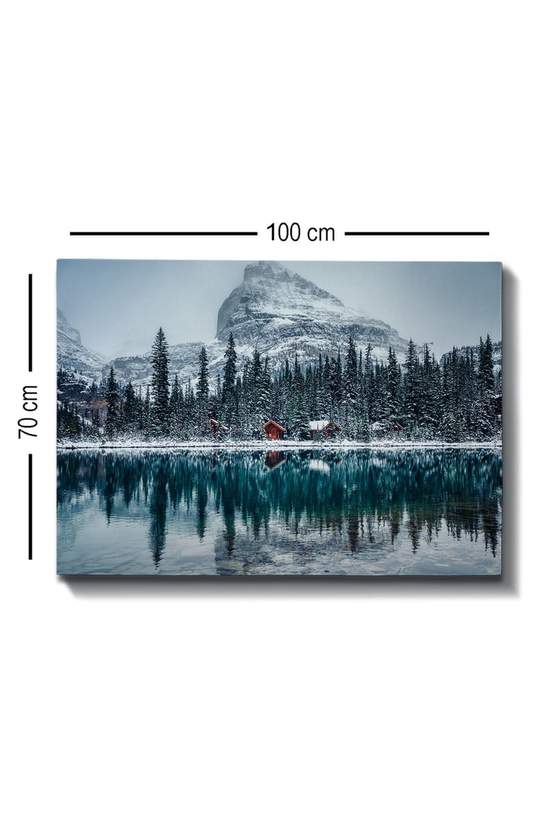 Canvastavla 70x100 cm - Vinterlandskap med snötäckta berg och en spegelblanka sjö omgiven av granar och röda stugor - Mörkgrön / Blå / Vit - Inredning & dekor - Tavlor & konst - Canvastavla