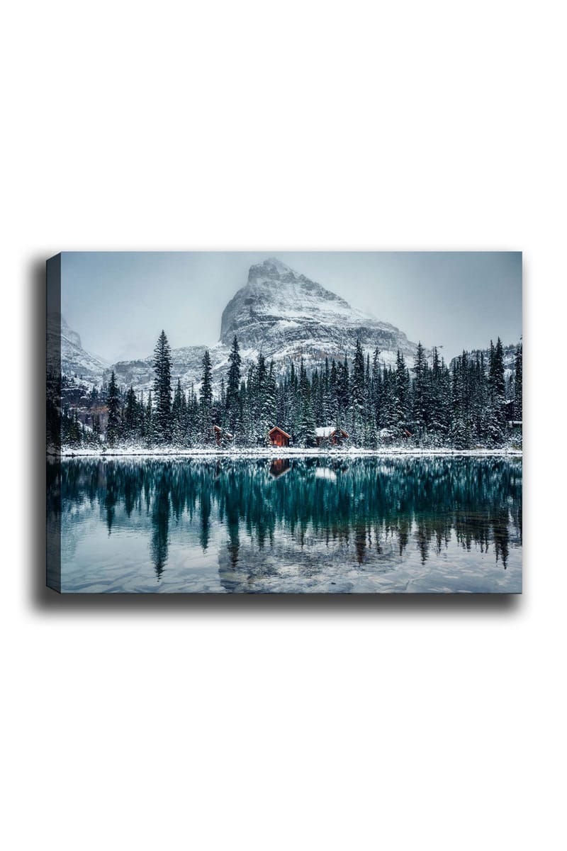 Canvastavla 70x100 cm - Vinterlandskap med snötäckta berg och en spegelblanka sjö omgiven av granar och röda stugor - Mörkgrön / Blå / Vit - Inredning & dekor - Tavlor & konst - Canvastavla