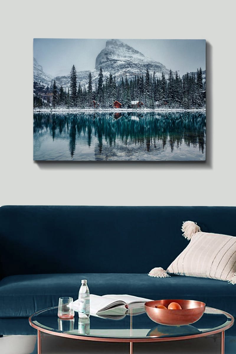 Canvastavla 70x100 cm - Vinterlandskap med snötäckta berg och en spegelblanka sjö omgiven av granar och röda stugor - Mörkgrön / Blå / Vit - Inredning & dekor - Tavlor & konst - Canvastavla