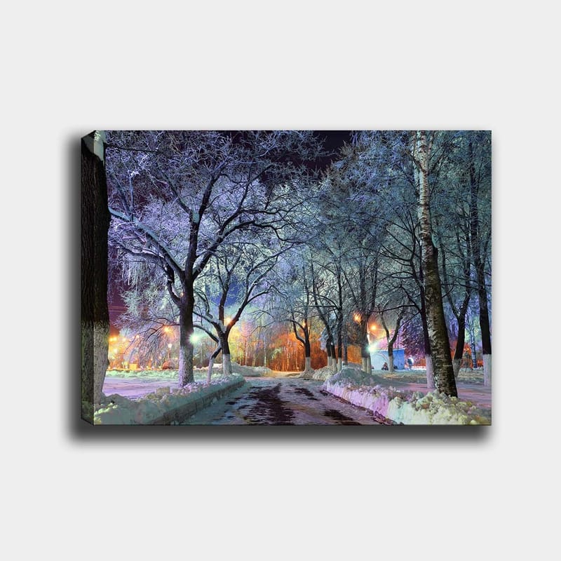 Canvastavla 70x100 cm - Vinterlandskap med snötäckta träd och en upplyst väg som skapar en magisk atmosfär - Blå / Vit / Orange - Inredning & dekor - Tavlor & konst - Canvastavla