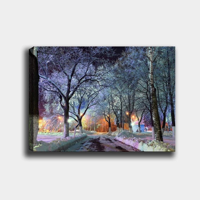 Canvastavla 70x100 cm - Vinterlandskap med snötäckta träd och en upplyst väg som skapar en magisk atmosfär - Blå / Vit / Orange - Inredning & dekor - Tavlor & konst - Canvastavla