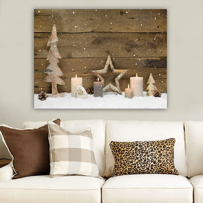 Canvastavla 70x100 cm - Vinterlig dekoration med ljus, träd och stjärnor på en snötäckt yta - Vit / Grå / Brun - Inredning & dekor - Tavlor & konst - Canvastavla