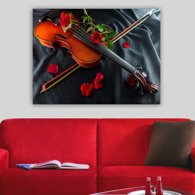 Canvastavla 70x100 cm - Violin omgiven av röda rosor och rosenblad på en mörk bakgrund - Brun / Röd / Grön - Inredning & dekor - Tavlor & konst - Canvastavla