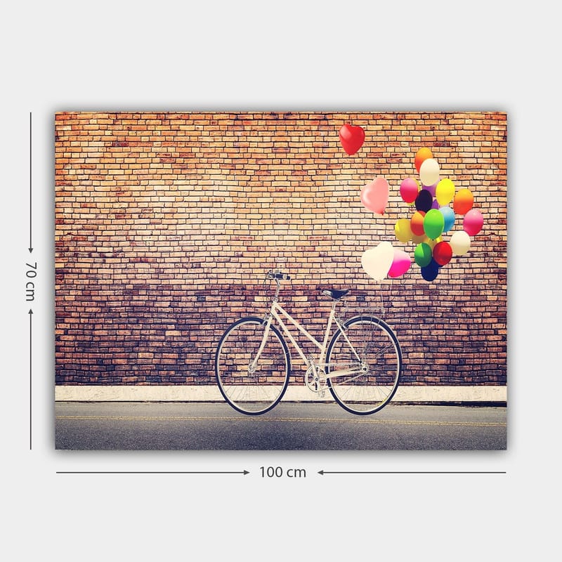 Canvastavla 70x100 cm - Vit cykel med färgglada ballonger som svävar ovanför mot en tegelvägg - Vit / Röd / Gul - Inredning & dekor - Tavlor & konst - Canvastavla