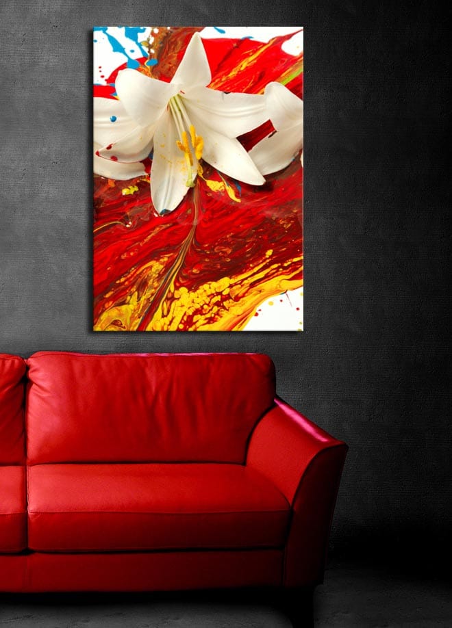 Canvastavla 70x100 cm - Vit lilja som framträder mot en bakgrund av intensiva röda och gula färger - Röd / Gul / Vit - Inredning & dekor - Tavlor & konst - Canvastavla