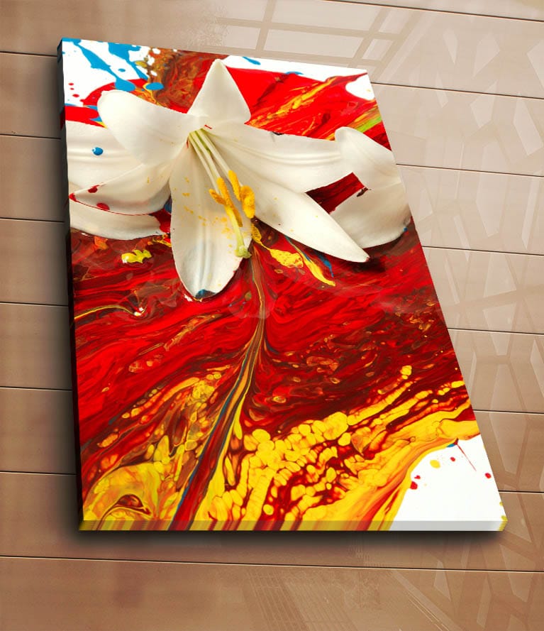 Canvastavla 70x100 cm - Vit lilja som framträder mot en bakgrund av intensiva röda och gula färger - Röd / Gul / Vit - Inredning & dekor - Tavlor & konst - Canvastavla